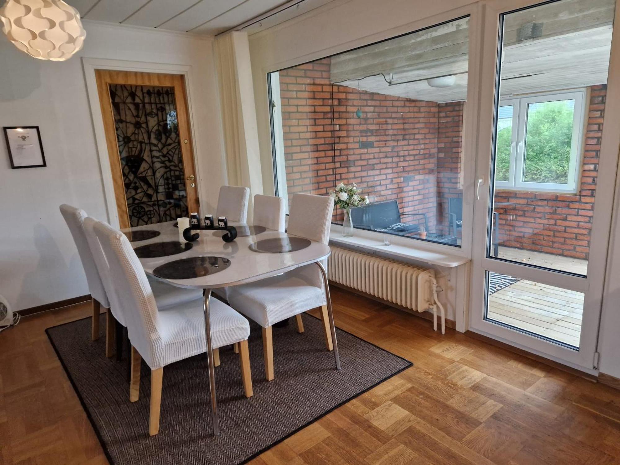 Villa Med Egen Parkering. Moejlighet Att Boka Fran 1 Och Upp Till 5 Personer. Örebro Exterior foto