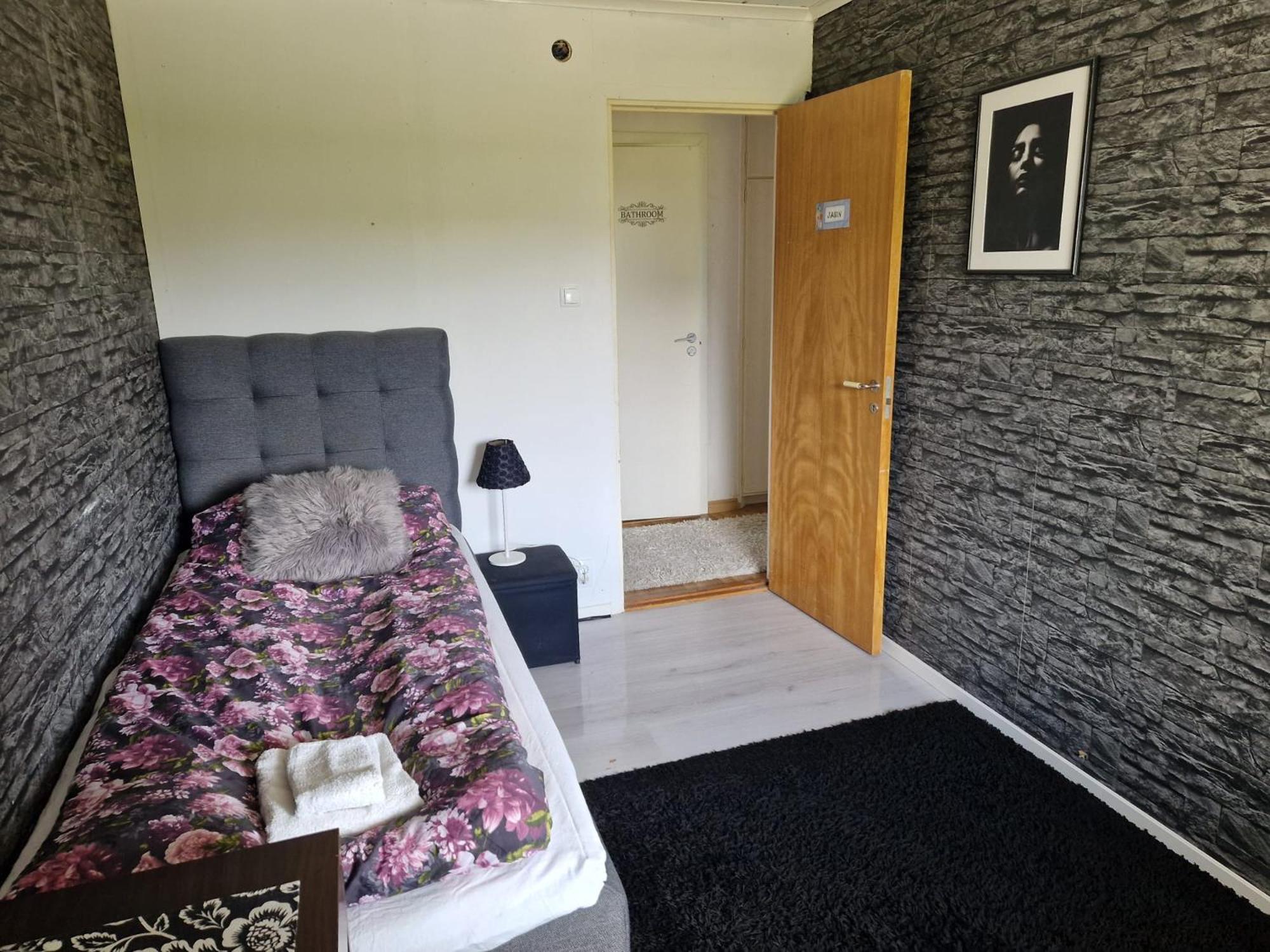 Villa Med Egen Parkering. Moejlighet Att Boka Fran 1 Och Upp Till 5 Personer. Örebro Exterior foto